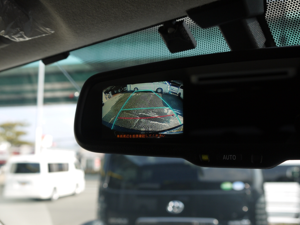 新車時オプションのバックカメラ内臓自動防眩ミラーも完備