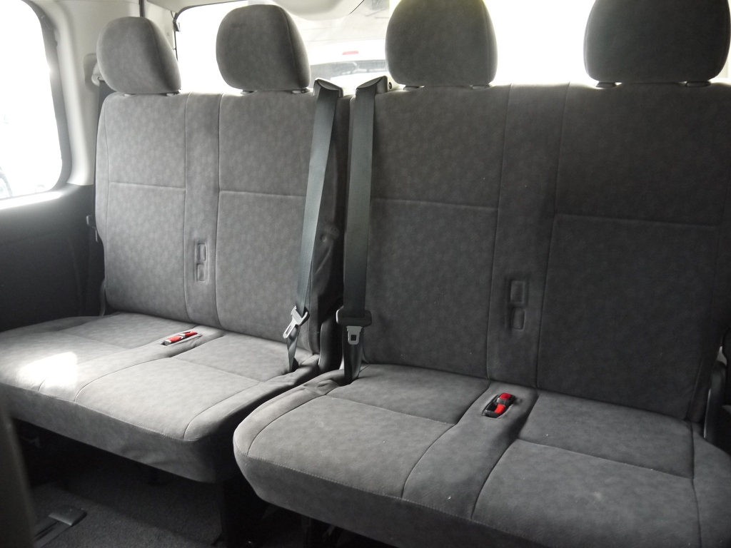 ４列目は片側２名乗りで跳ね上げ可能！格納すれば十分な荷室も確保できますので荷物も沢山つまちゃいます！