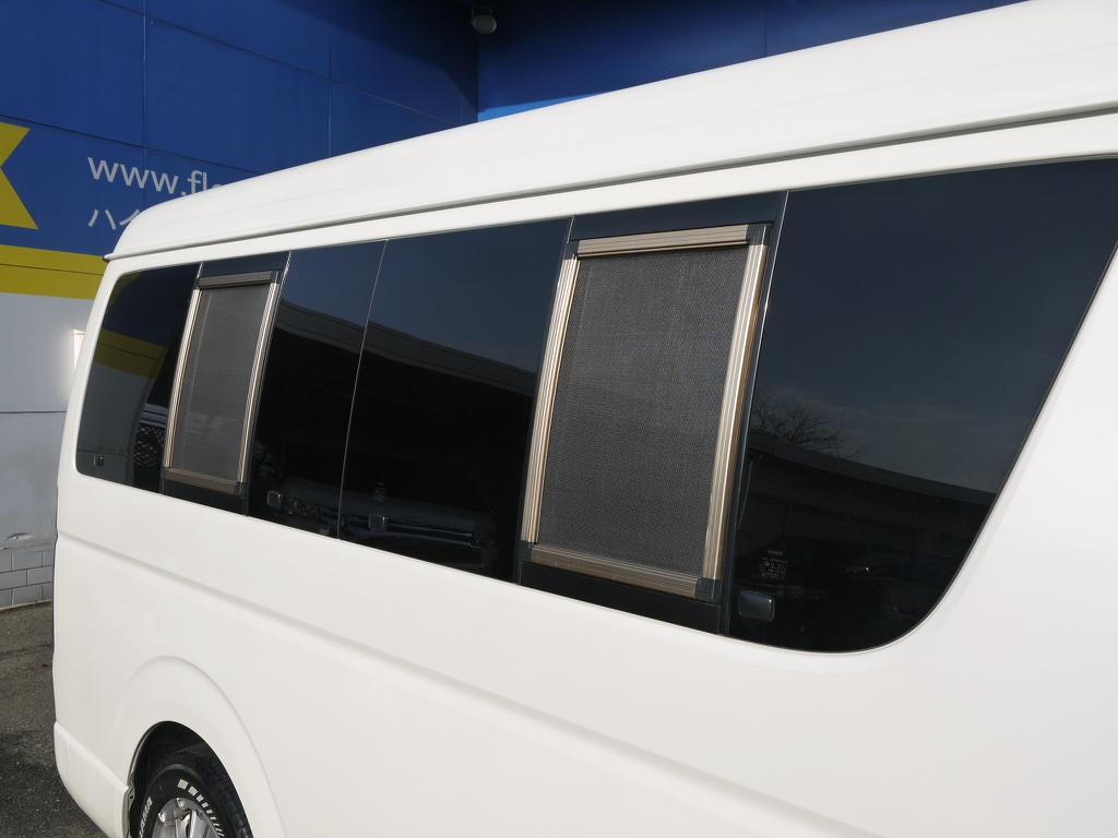 開閉式窓ガラス完備！専用網戸もついてますので外を気にせず車内を開放できます！アウトドアにもおすすめ！