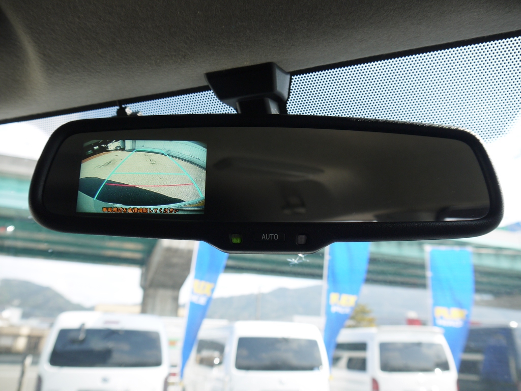 新車時メーカーオプションのバックカメラ内臓自動防眩ミラーも完備。