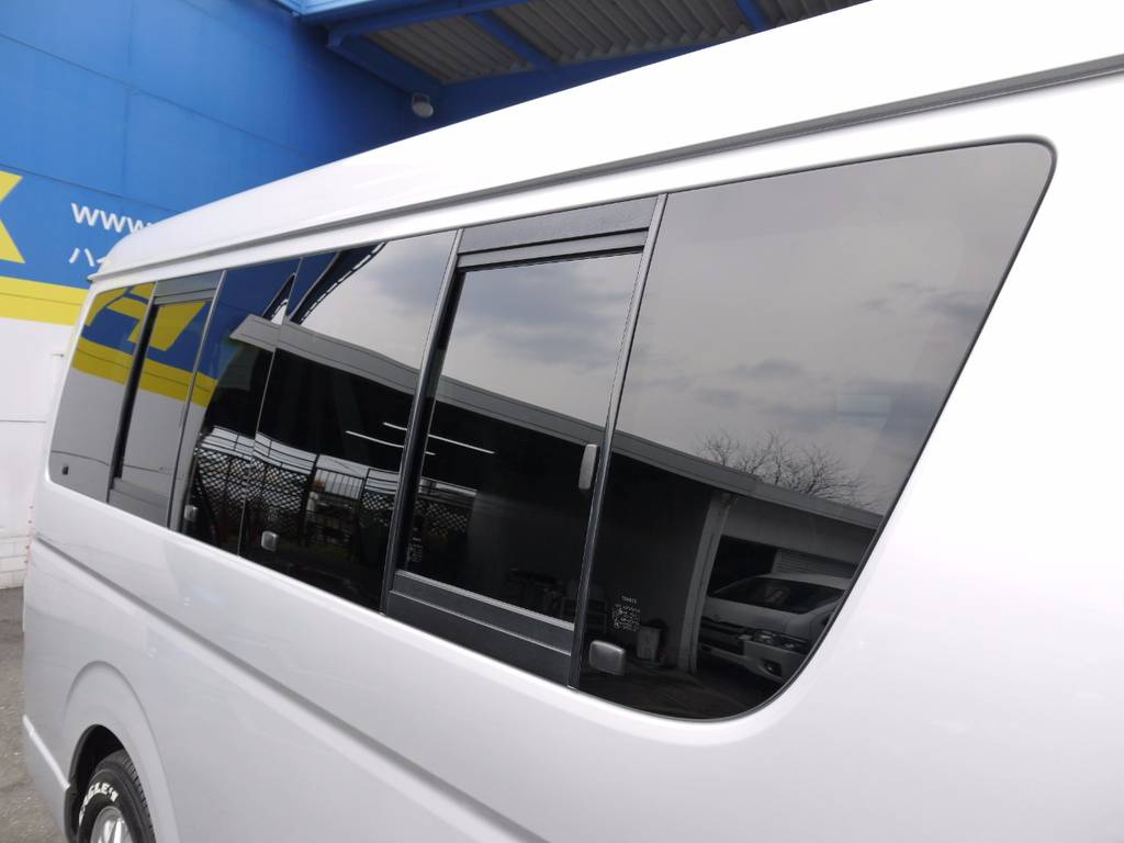 開閉式窓ガラスも完備しております。車内の換気もバッチリ。