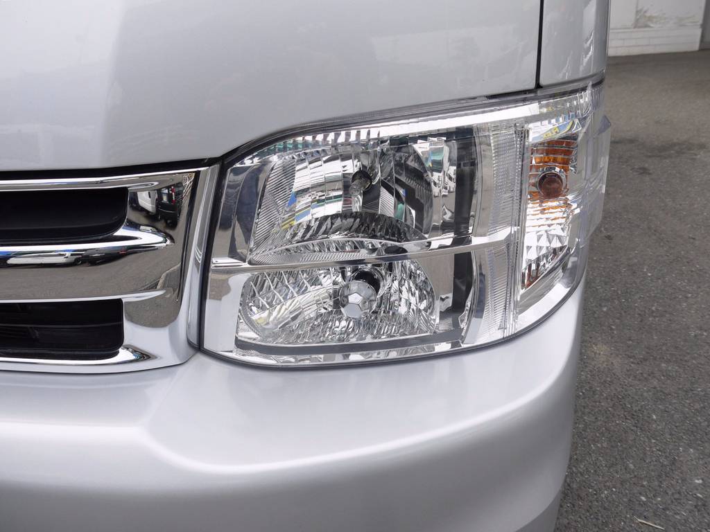 新車時メーカーオプションの純正ＨＩＤも完備しております。