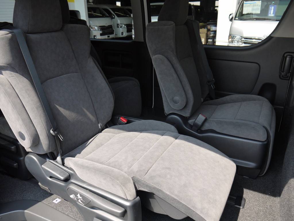 キャプテンシート４脚で、後ろの方もゆっくり乗車出来ますよ～～