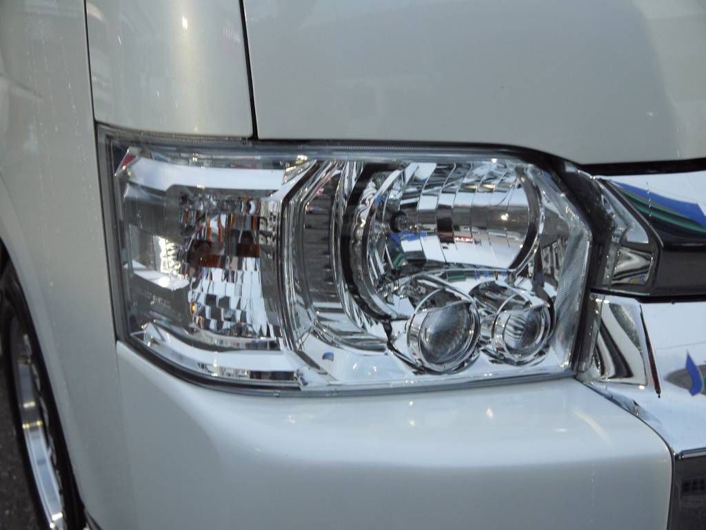 新車メーカーオプションのＬＥＤヘッドライトも完備。