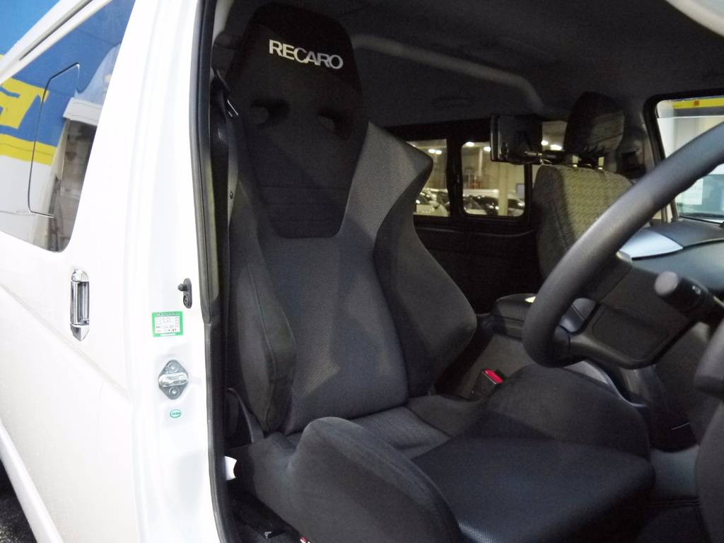 運転席にはレカロシートを装着済み！長距離ドライブも快適！純正シートもございます。