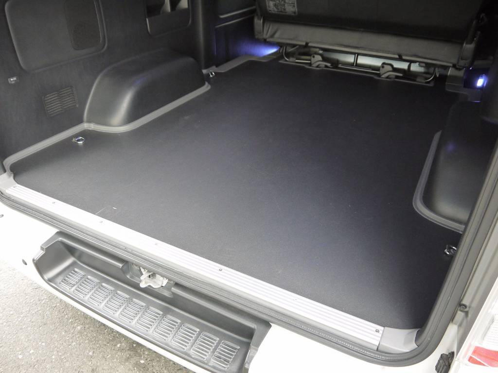 トヨタ純正架装【マルチロールトランスポーター】全面フローリング施工でお手入れも楽々です。トランポ・車中泊・お仕事でのご利用等多目的に使える１台。
