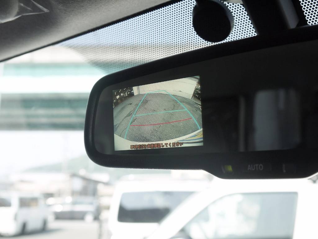 メーカーオプションのバックカメラ内臓自動防眩ミラーも完備しております。