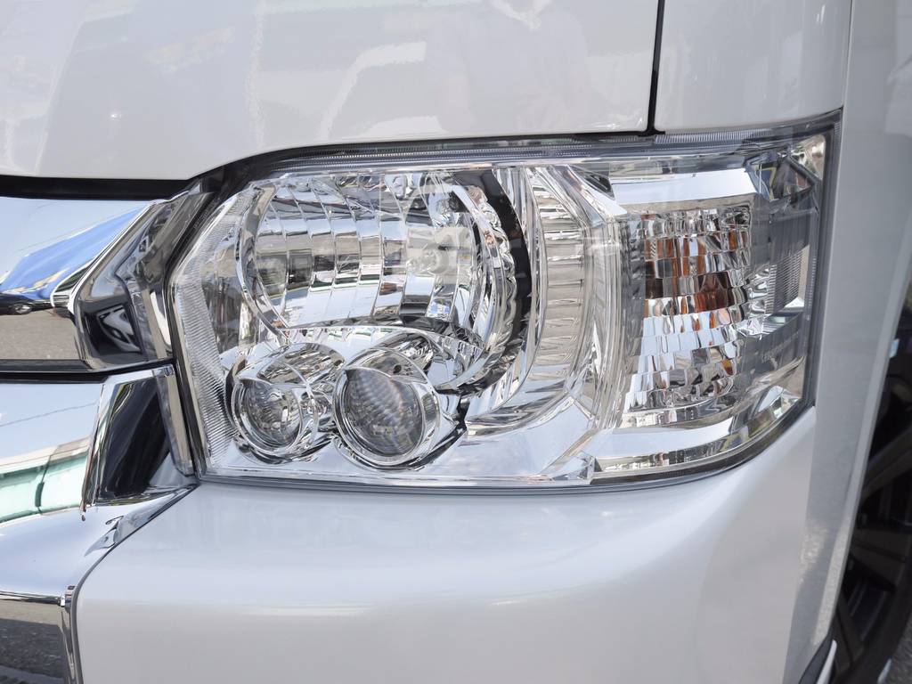 メーカーオプションのＬＥＤヘッドライトも完備しております。