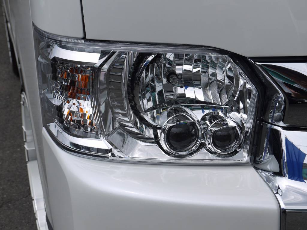 メーカーオプションのＬＥＤヘッドライトも完備しております。