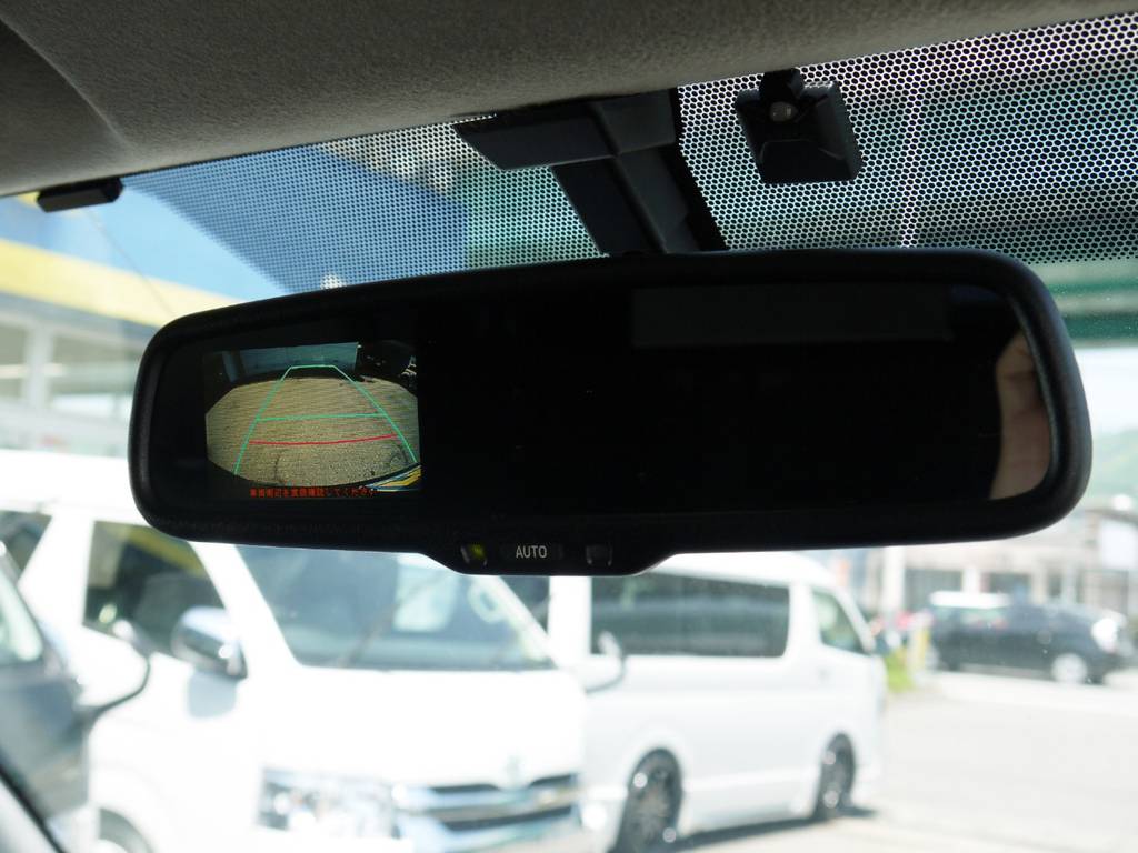 新車時メーカーオプションのバックカメラ内臓自動防眩ミラーも完備しております。