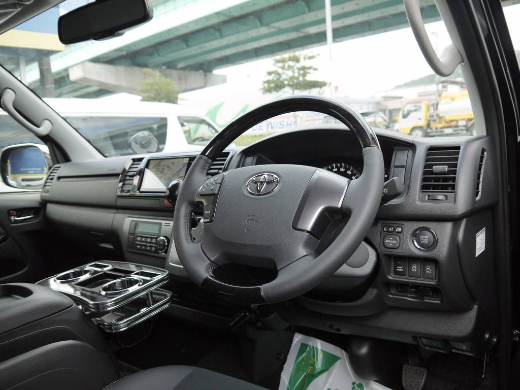 特別仕様車専用装備のマホガニー調ステアリング＆シフトノブ＆インテリアパネルも標準装備！