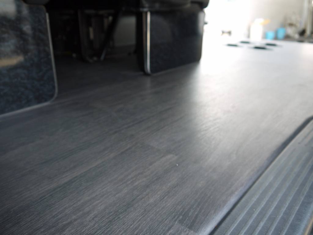 荷室はオールフローリング施工済み！見た目にも高級感があり、お手入れも楽々です。