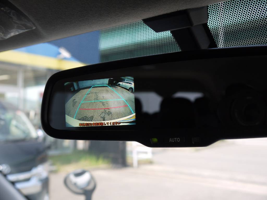 メーカーオプションのバックカメラ内臓自動防眩ミラーも完備。