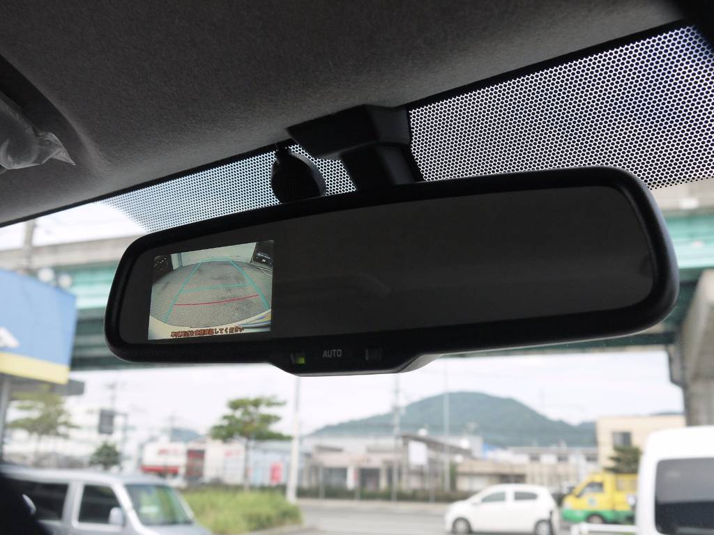メーカーオプションのバックカメラ内臓自動防眩ミラーも完備しております。各種追加カスタムも大歓迎ですのでお気軽にご相談下さい。