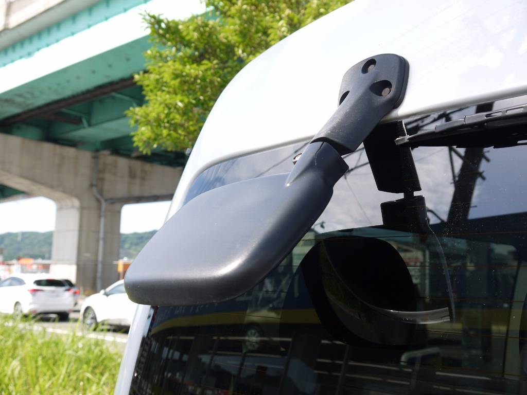アンダーミラー完備ですので駐車時も安心。追加カスタムにてバックカメラのお取り付けも承ります。