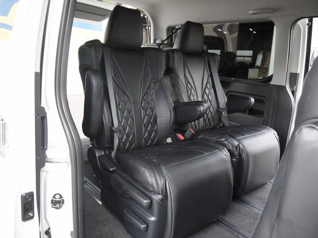 ４列目を跳ね上げれば車内全体を使って６名ゆったり乗車できます。