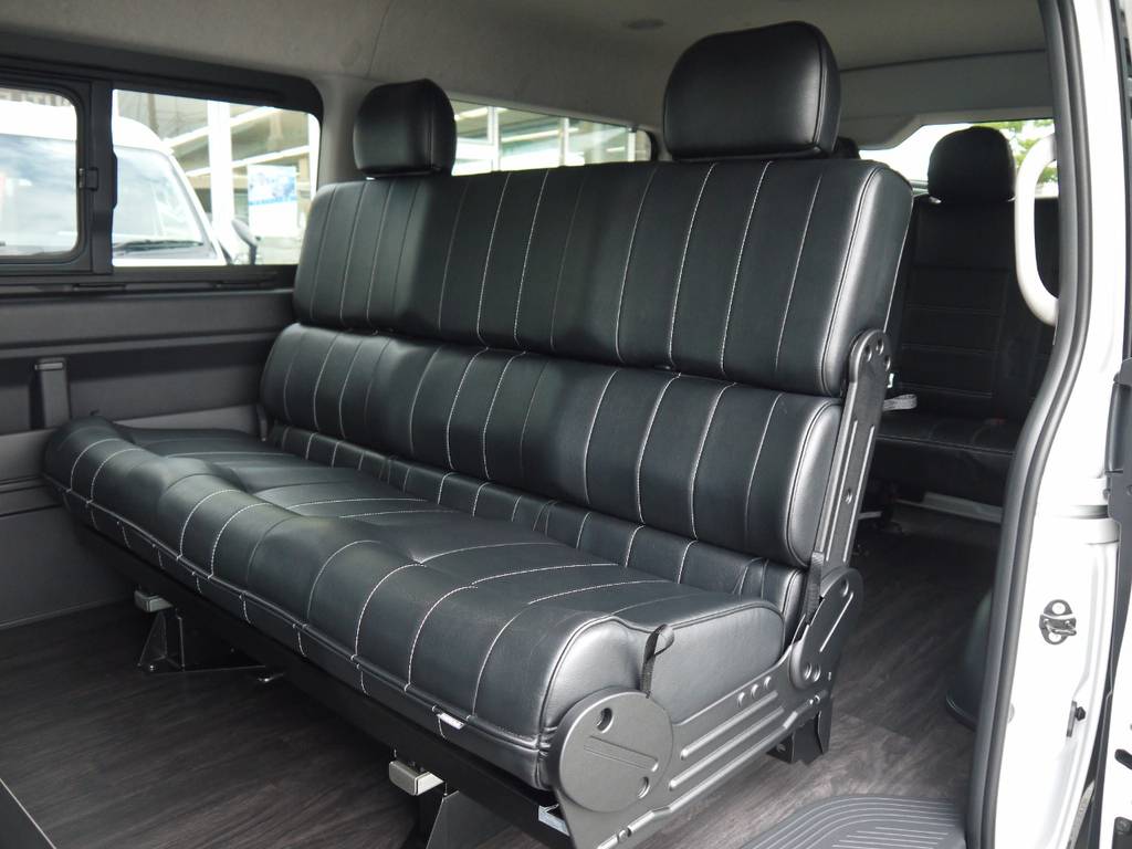 セカンドシートには、ＲＥＶＯi-seat１４００成形タイプを搭載。前向き・後向き・フルフラットとマルチな展開が可能です。