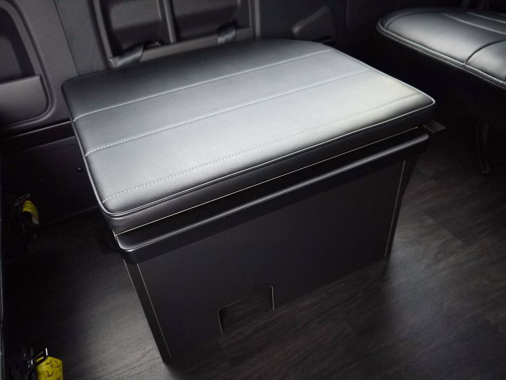 ３列目純正シートポジションに１人掛け横座り座席家具を配置。家具内は収納スペースとしてもご利用いただけます。