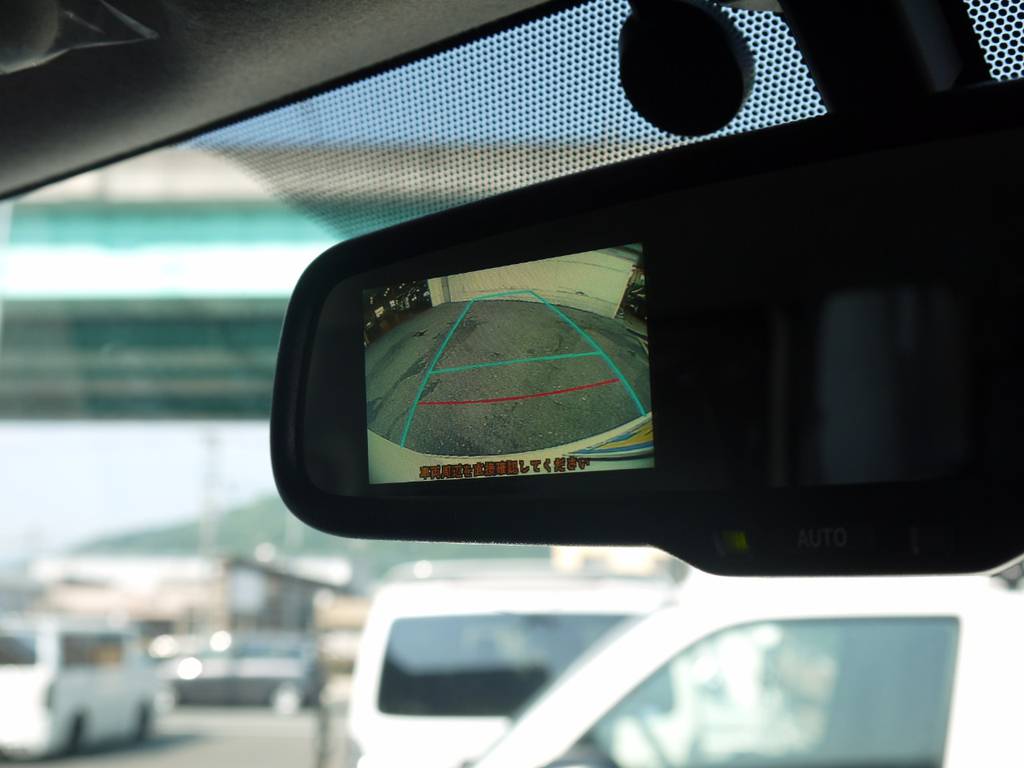 メーカーオプションのバックカメラ内臓自動防眩ミラーも完備しております。
