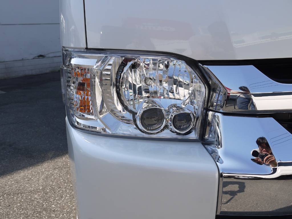 メーカーオプションのＬＥＤヘッドライトも完備しております。