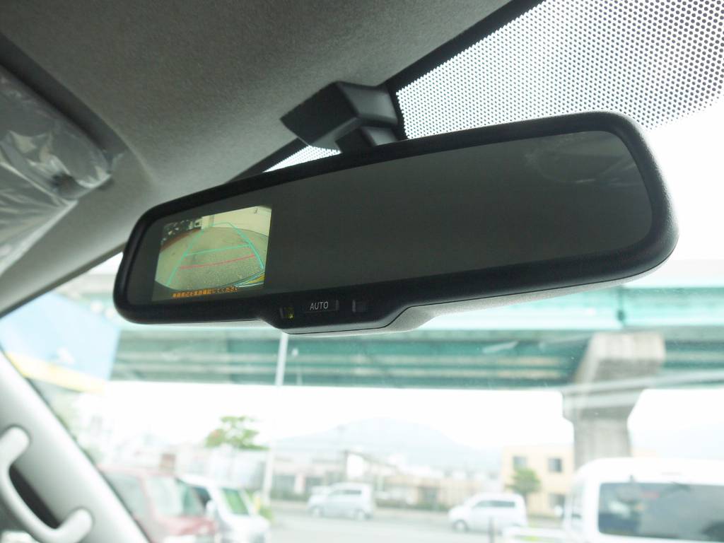 メーカーオプションのバックカメラ内臓自動防眩ミラーも完備しております。