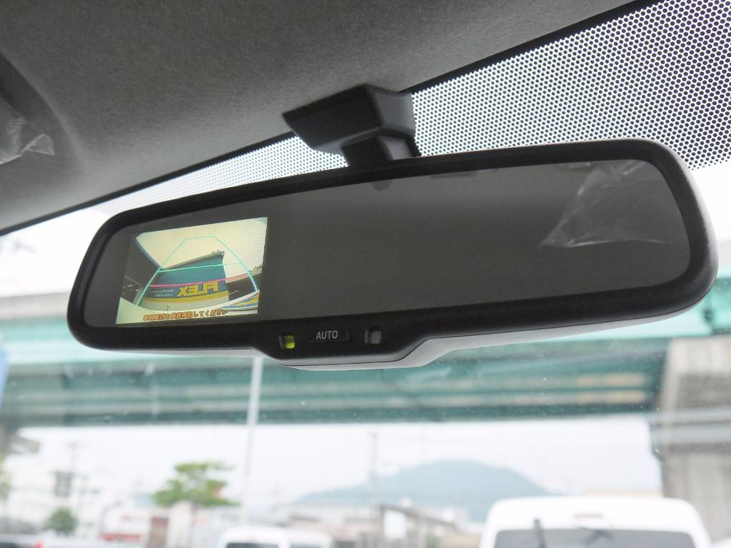 メーカーオプションのバックカメラ内臓自動防眩ミラーも完備しております。