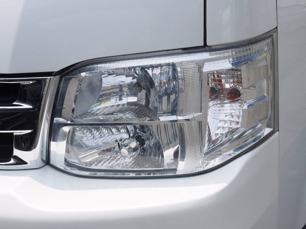 新車時オプションの純正ＨＩＤヘッドライトも完備。