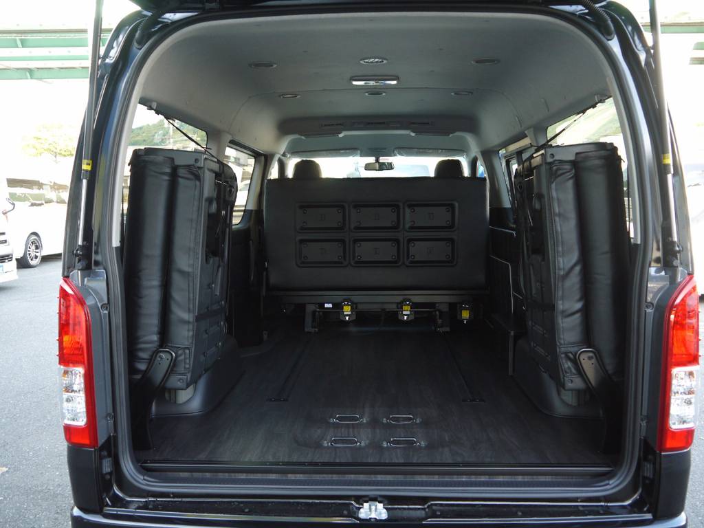 ４列目は純正跳ね上げＳＥＡＴを採用しておりますので前向き９名乗車ＯＫ！