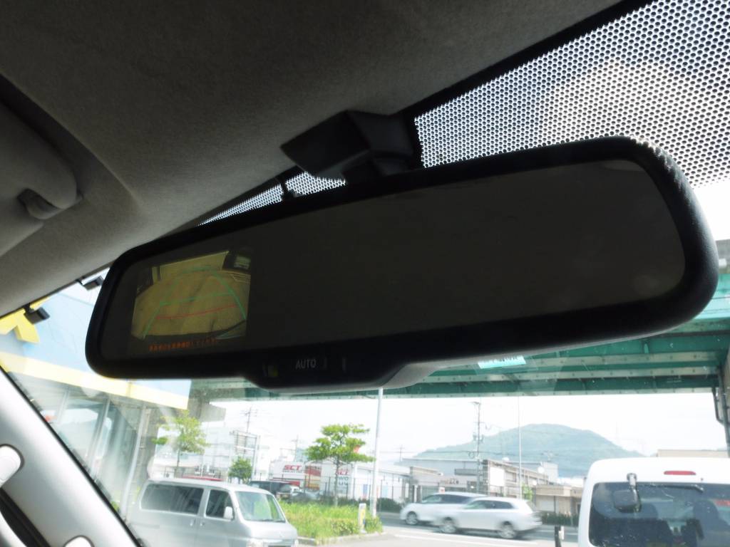 新車時メーカーオプションのバックカメラ内臓自動防眩ミラーも完備しております。