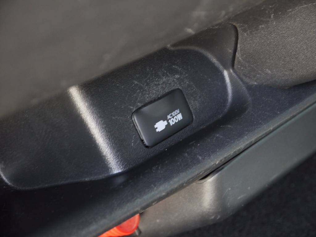 新車時メーカーオプションのＡＣ１００Ｖ電源・ＳＲＳエアバッグ・純正ＨＩＤヘッドライトも完備！