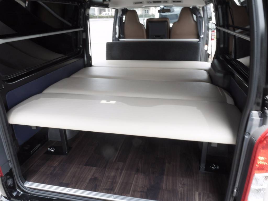 高さ調整可能で使い勝手の良いベッドキットも完備しております。アウトドアや車中泊もお楽しみいただけます。