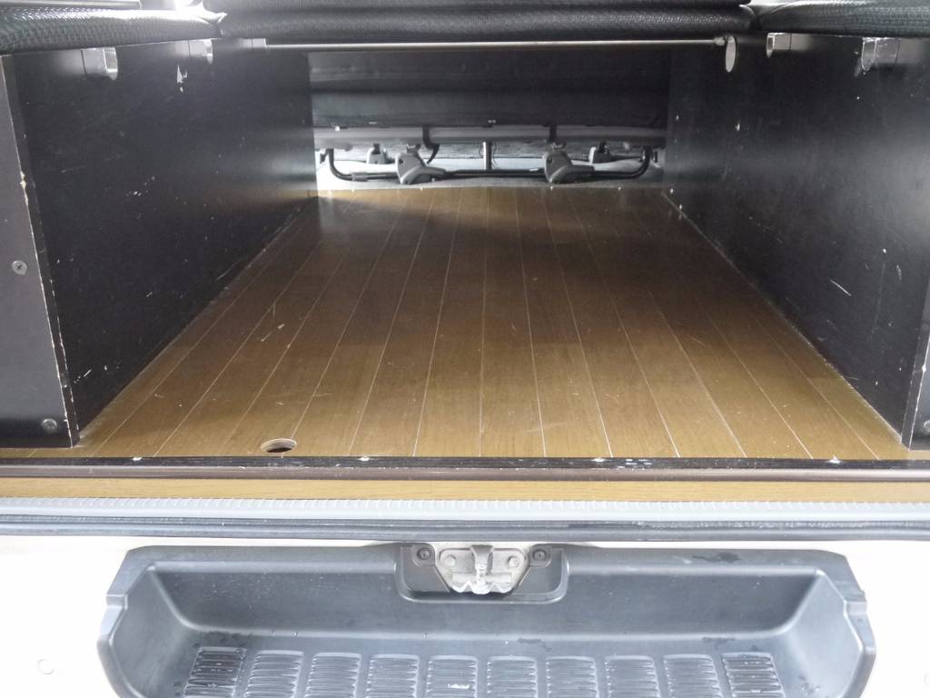 荷室にはフローリングキットも装着済みです。見た目もＧＯＯＤ♪お手入れも楽々♪