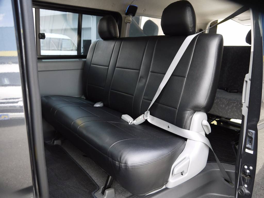 乗用ナンバー変更の為、セカンド・サードシートベルトも完備！チャイルドシートのお取り付けもＯＫですのでご安心下さい。