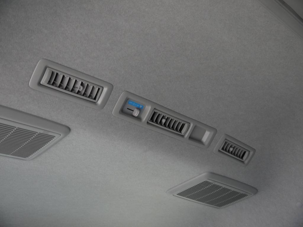 メーカーオプションのリアクーラーも完備しております。