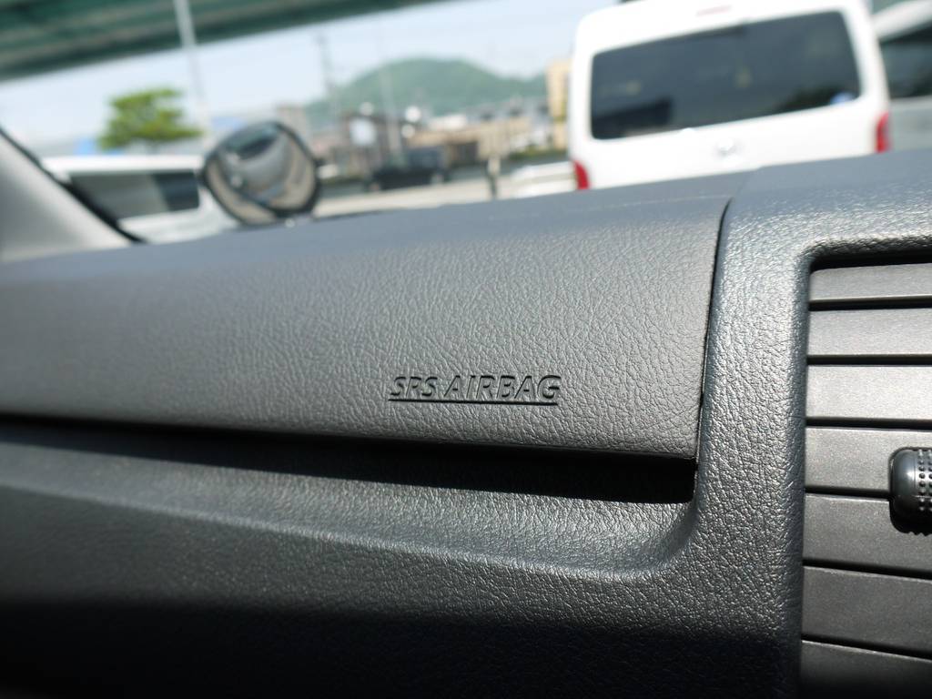 メーカーオプションのＳＲＳエアバッグも完備しております。