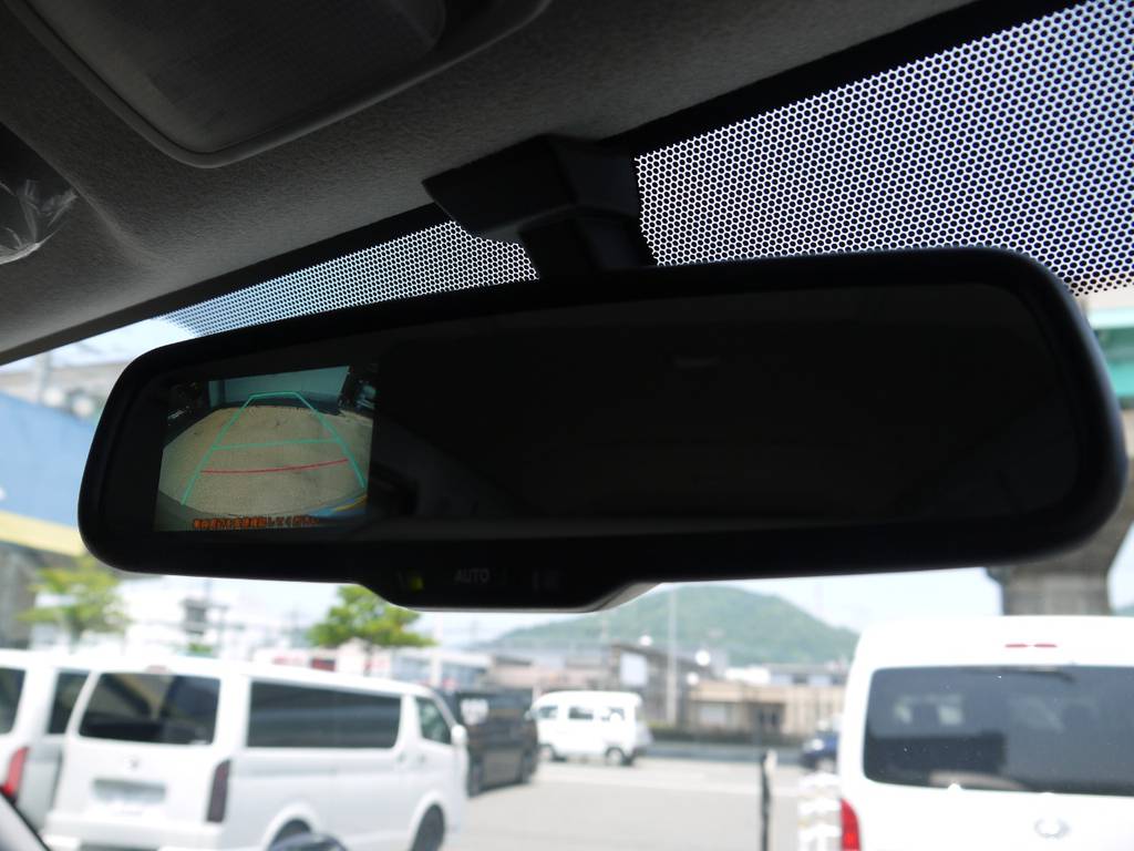 メーカーオプションのバックカメラ内臓自動防眩ミラーも完備しております。ナビ装着時には、Ｂカメラナビ連動施工もＯＫ！