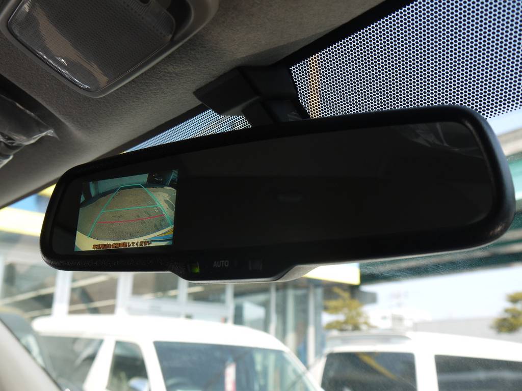 メーカーオプションのバックカメラ内臓自動防眩ミラーも完備しております。