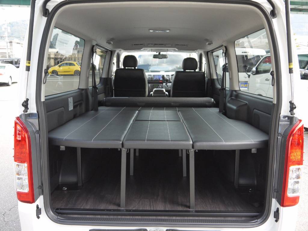 車室内収納可能なダブルフリップアップフルフラットベッドを採用。
