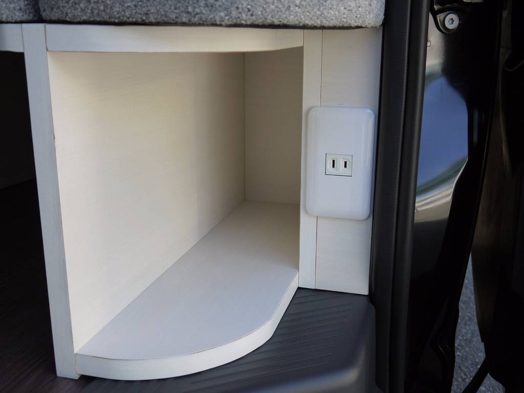 スライドドア後方家具には、ＡＣ１００Ｖコンセントを標準装備しております。