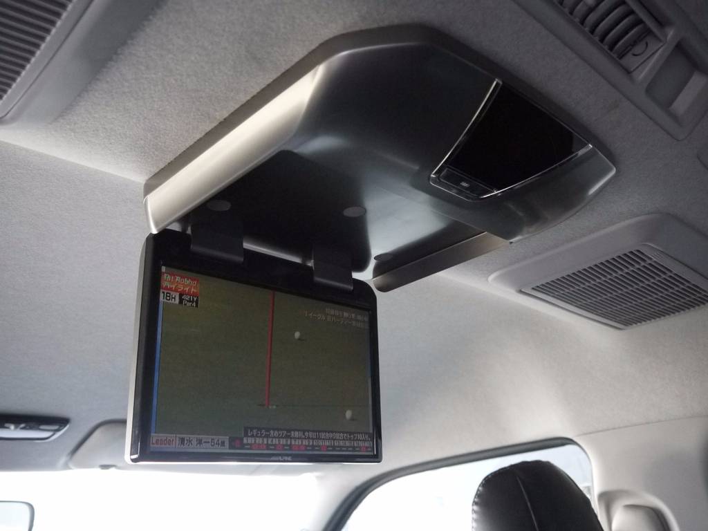 ＡＬＰＩＮＥフリップダウンモニター！後席でもＴＶやＤＶＤを閲覧できますので長距離ドライブも快適です。