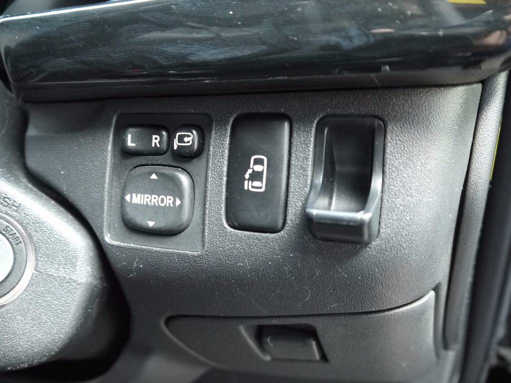 新車時メーカーオプションのパワースライドドアも完備！