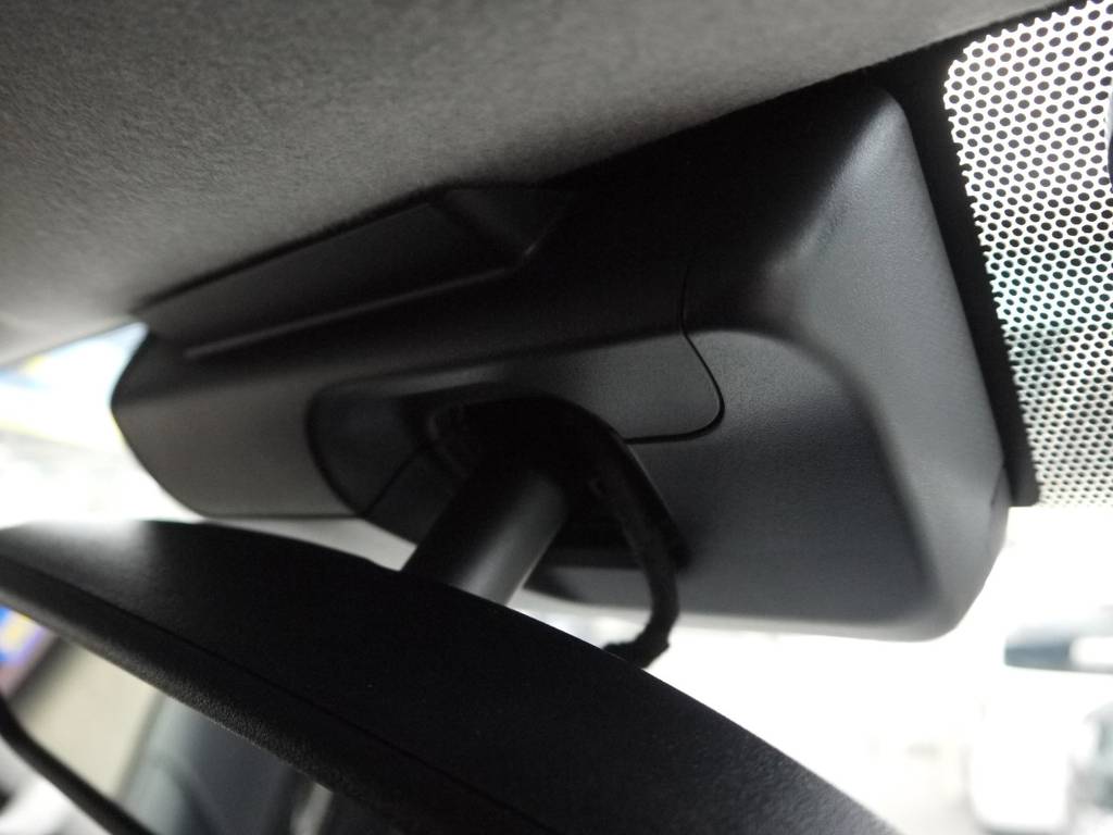 【単眼カメラ】物体の形や大きさを認識でき、車や白線対向車のランプだけでなく歩行者も認識できます。
