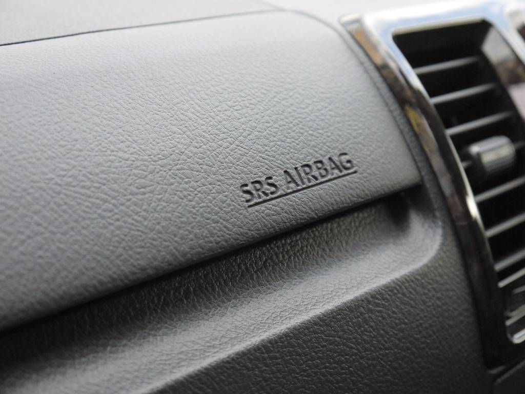 メーカーオプションのＳＲＳエアバッグも完備しております。
