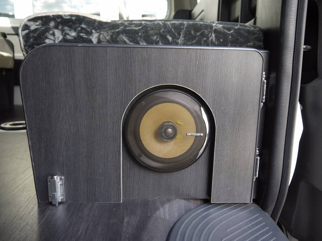 左右後席家具にはスピーカーを埋め込み。音響にも拘った仕様です。