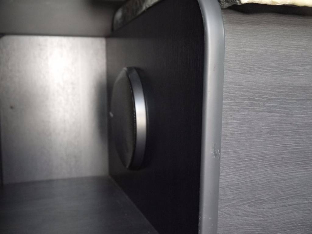 左右後席家具にはスピーカーを埋め込み。音響にも拘った仕様です。