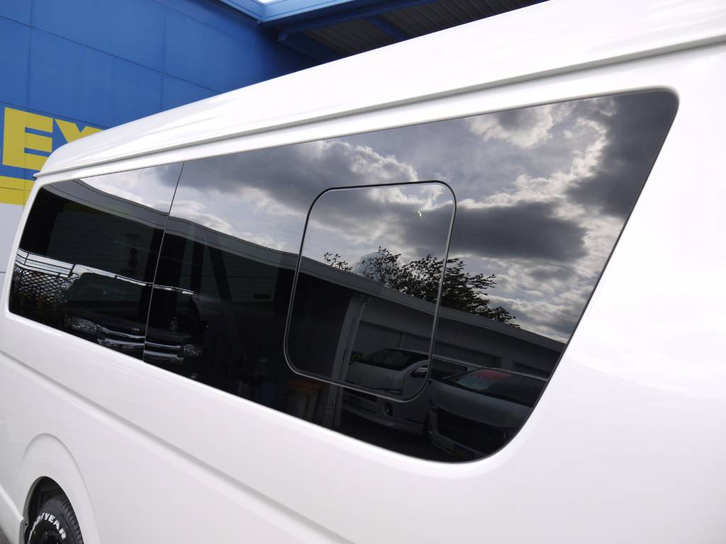 開閉式窓ガラスも完備しておりますので車内の換気もバッチリです。