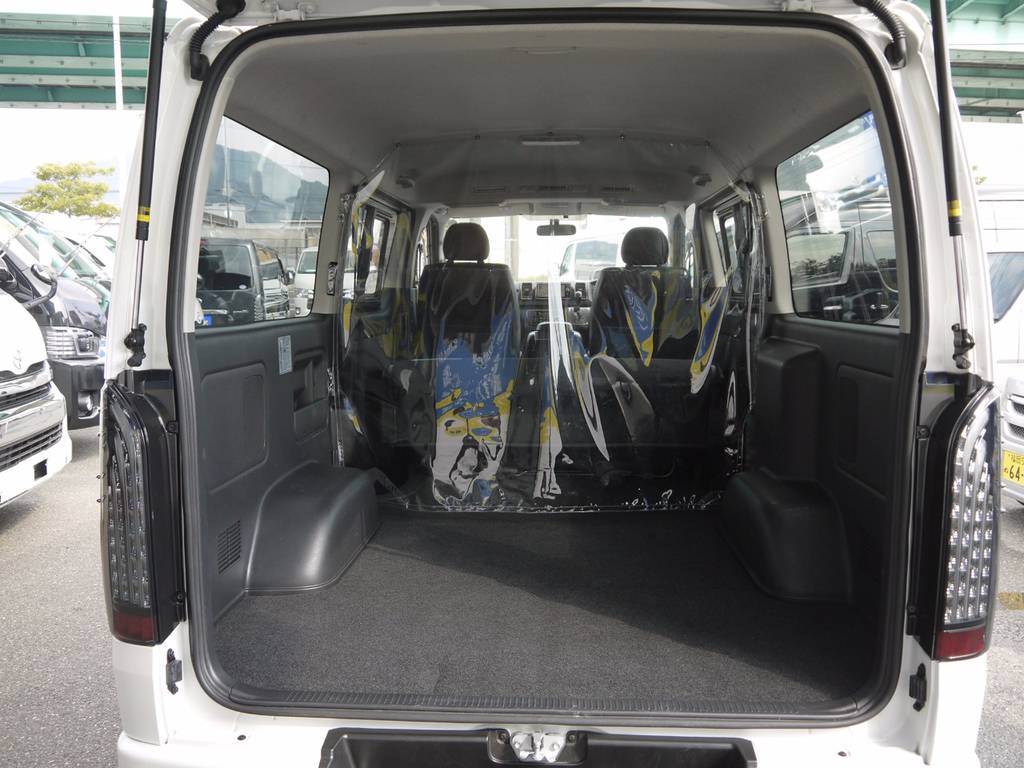 荷物も沢山載せられる広大なラゲッジスペース！車中泊・トランポ・サーフ・フィッシュング仕様等ご要望に応じて追加カスタムも喜んで承ります。