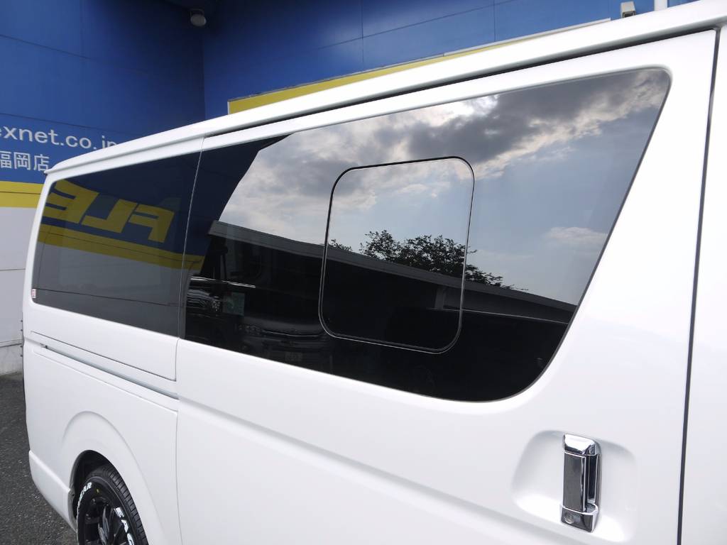 開閉式窓ガラス完備！車内の換気もバッチリです。