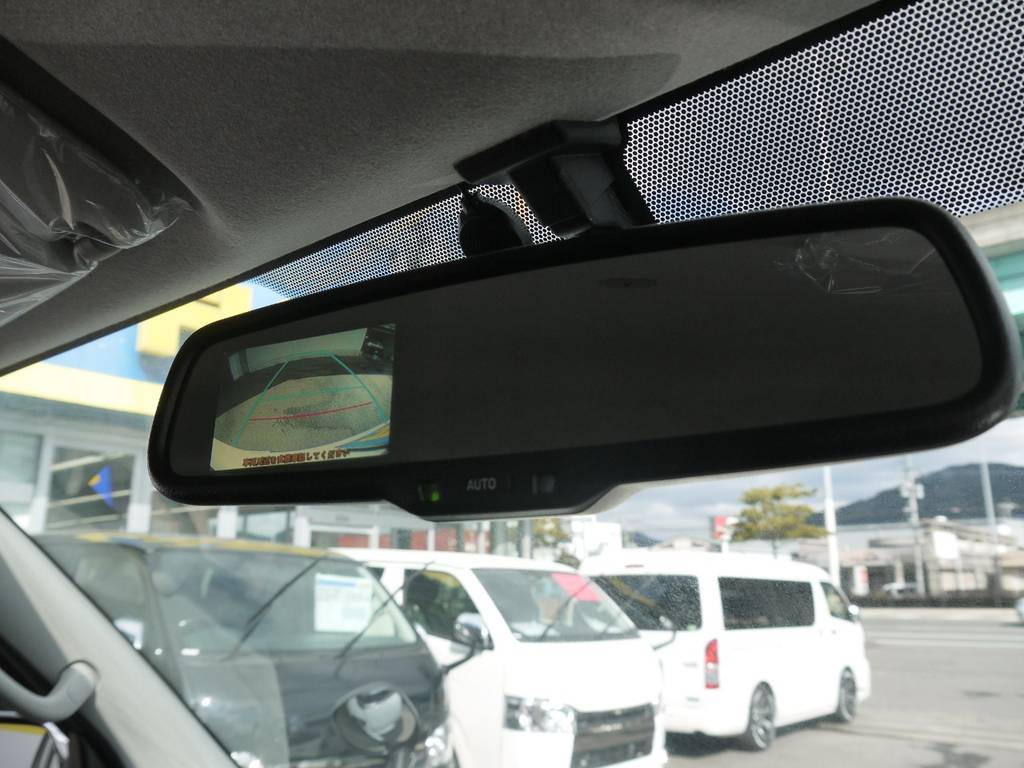 メーカーオプションのバックカメラ内臓自動防眩ミラーも完備しております。