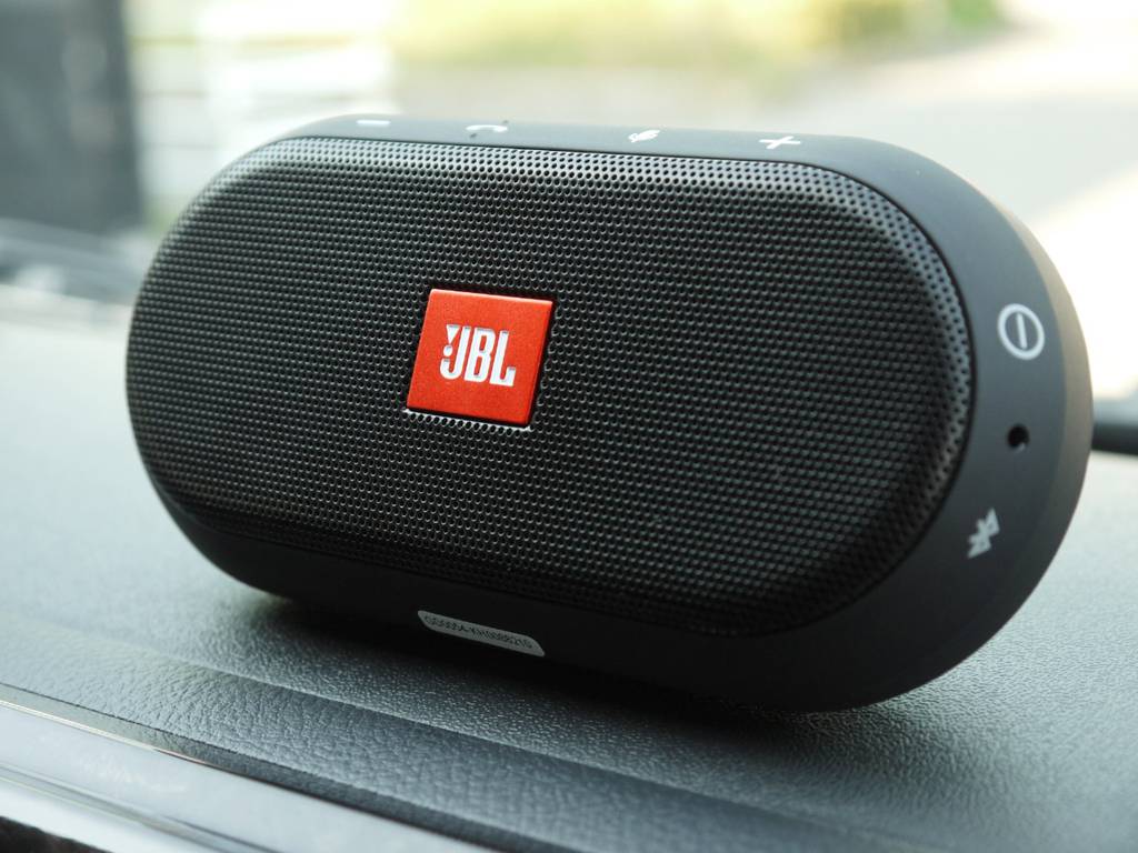 ＪＢＬポータブルＢｌｕｅｔｏｏｔｈスピーカー！走行中の通話やミュージックプレーヤーとしてもご利用いただけます。グーグルナウ・シリにも対応。